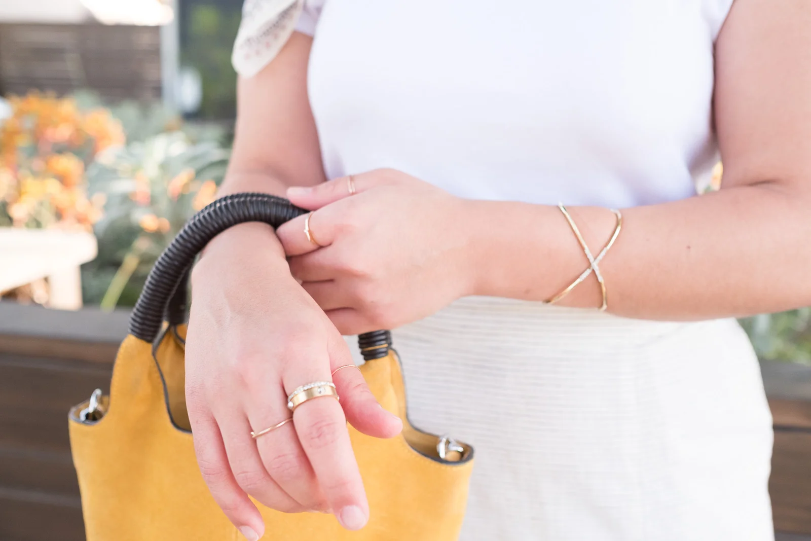 Yellow suede bucket bag all white look Zara.jpg