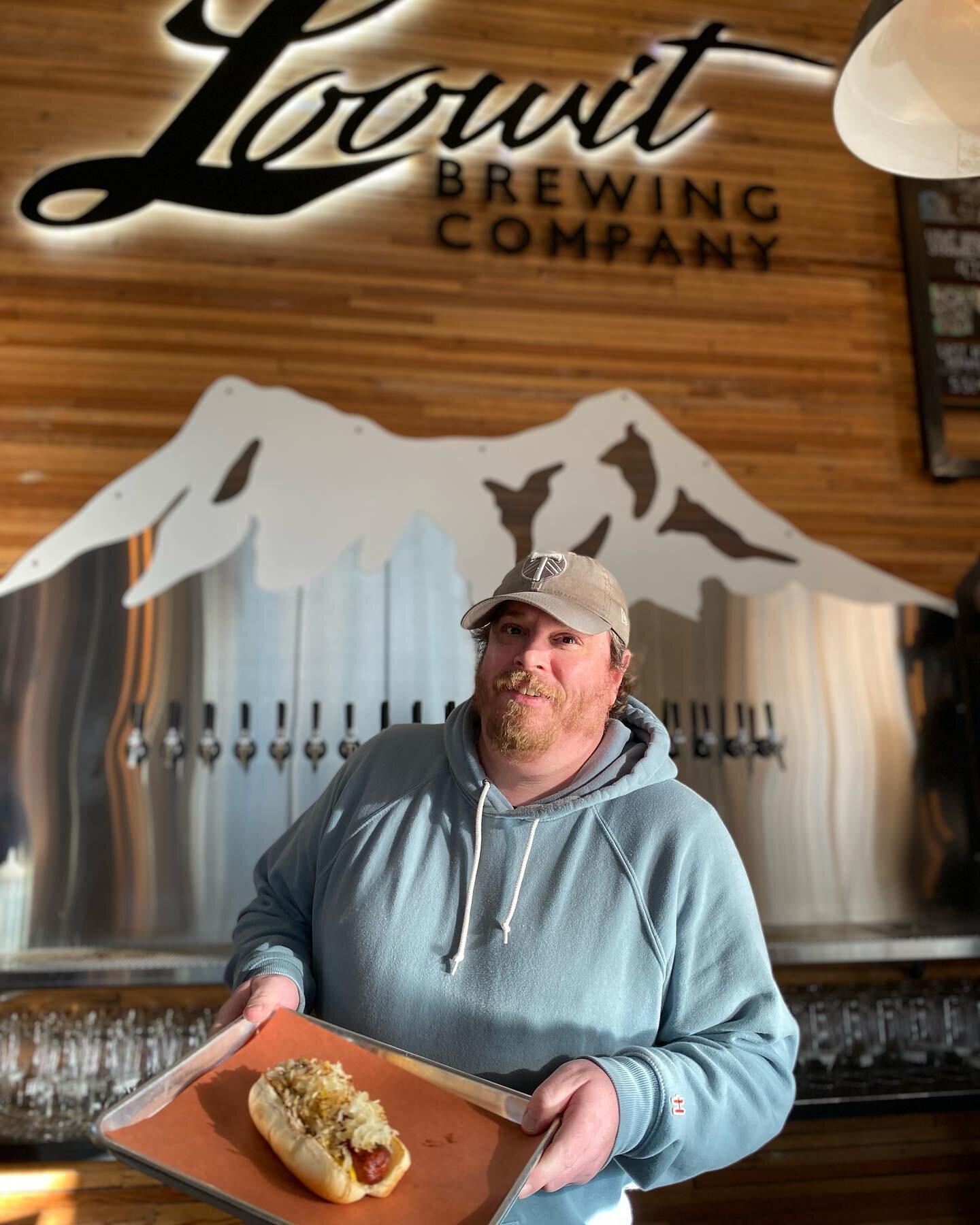 In honor of one our regulars, this week we are featuring The Steven as our Tues-Dog special. Keeping it simple we topped a 1/4 lbs Hills dog with sauerkraut and yellow mustard. Just $10 gets you a pint and special dog ONLY on Tuesday. Cheers!

#beer 
