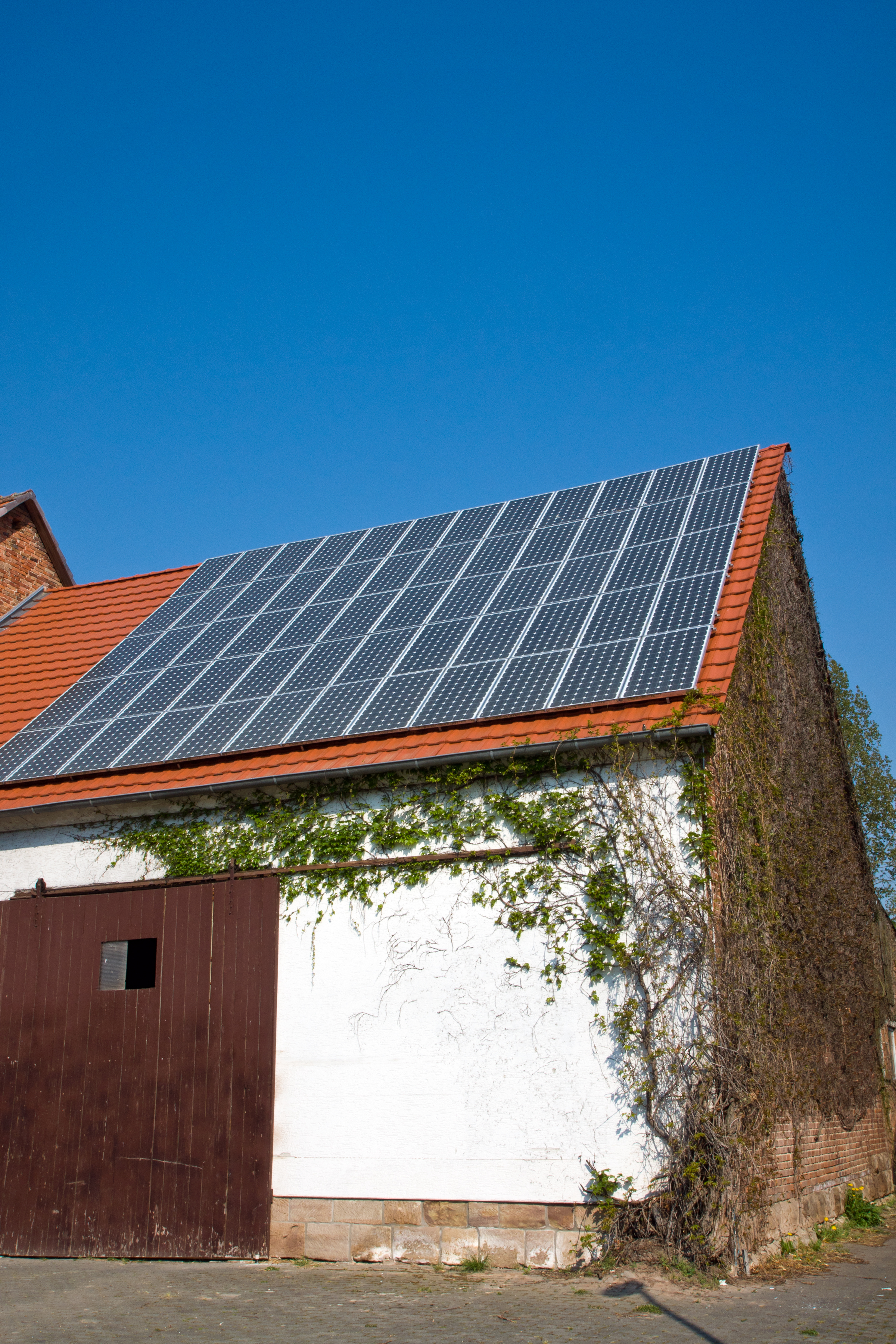 old-barn-with-solar-cells-P9AHPRS.jpg