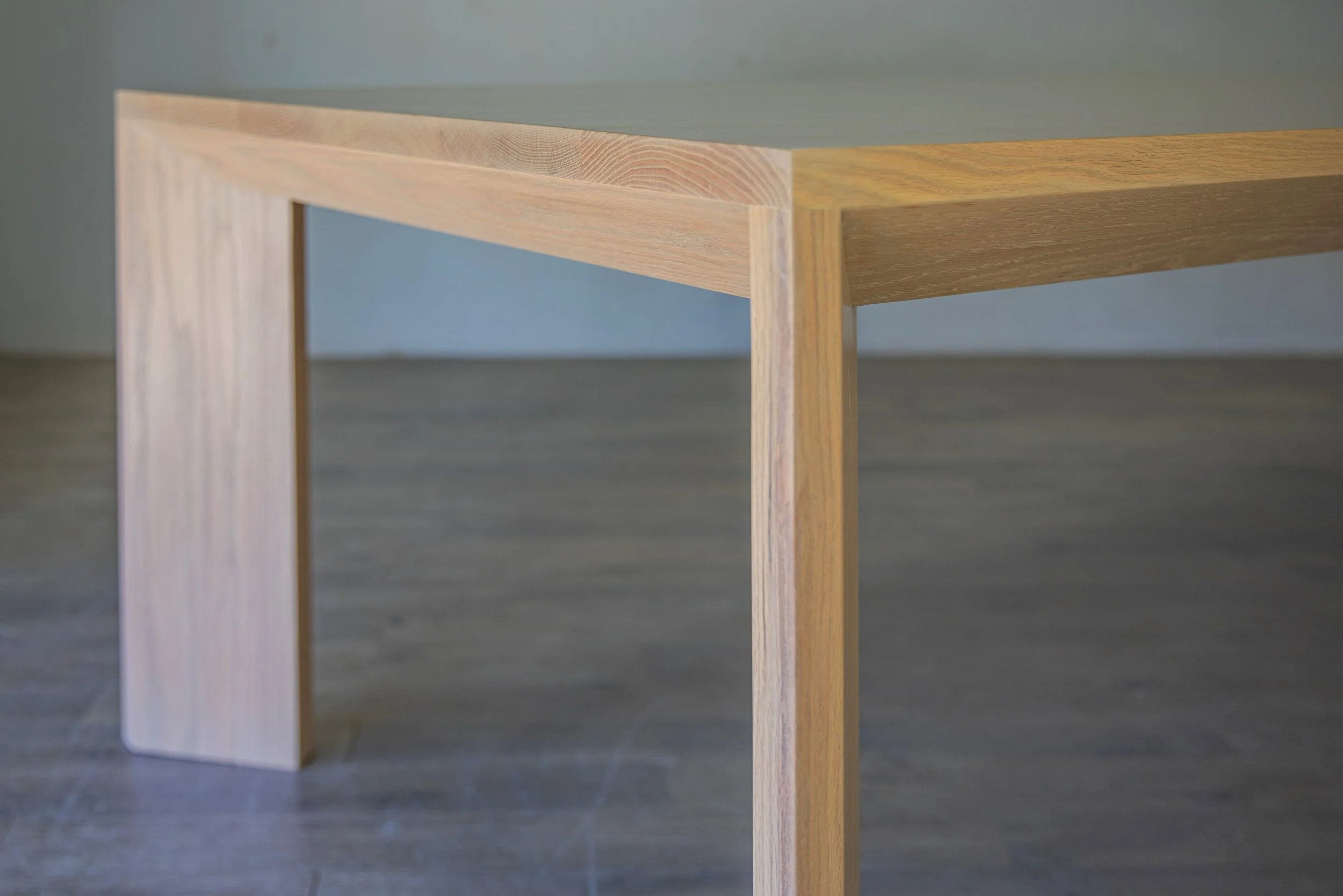 Vivien Dining Table corner Detail