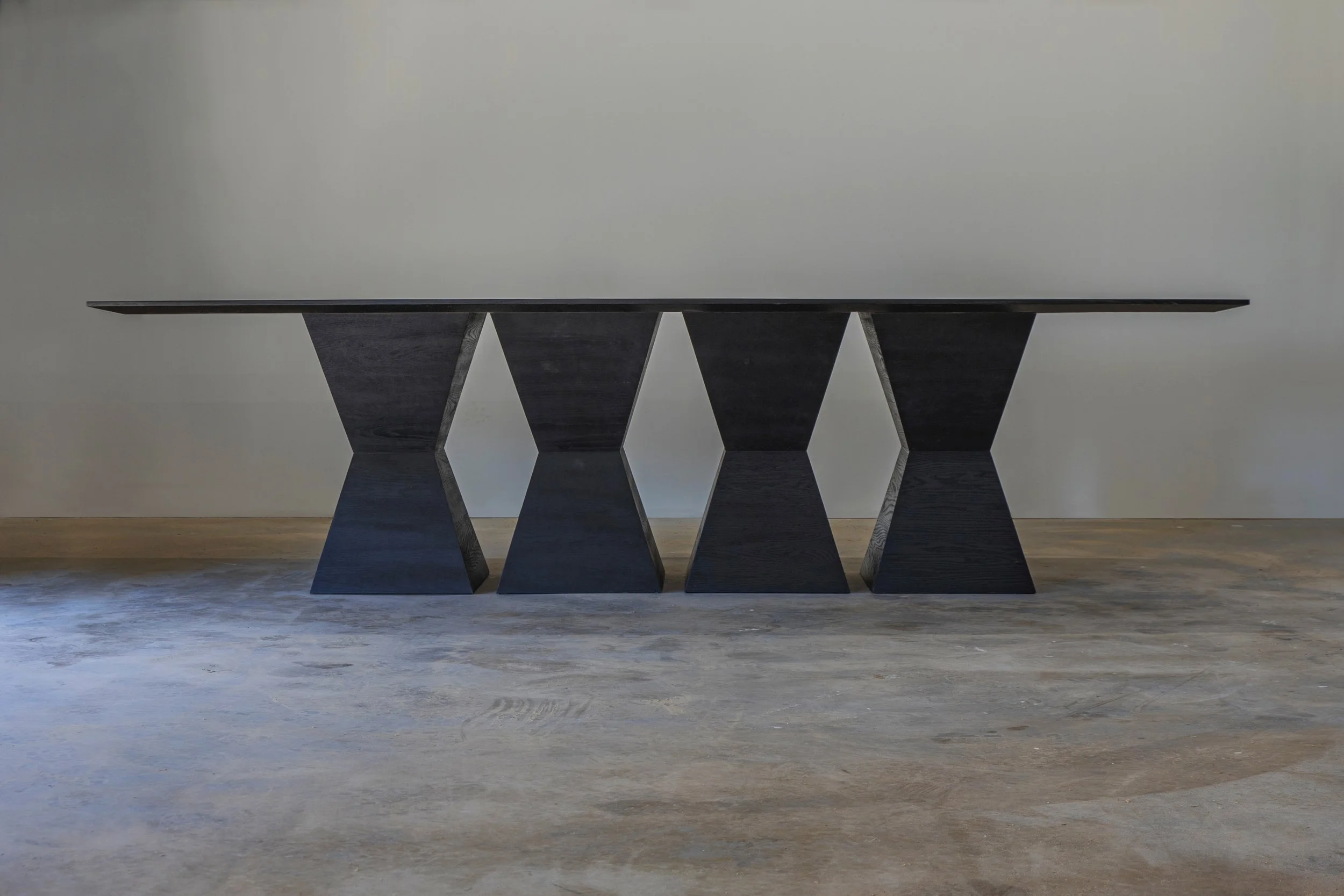 Quad base Ingrid in ebonized Oak