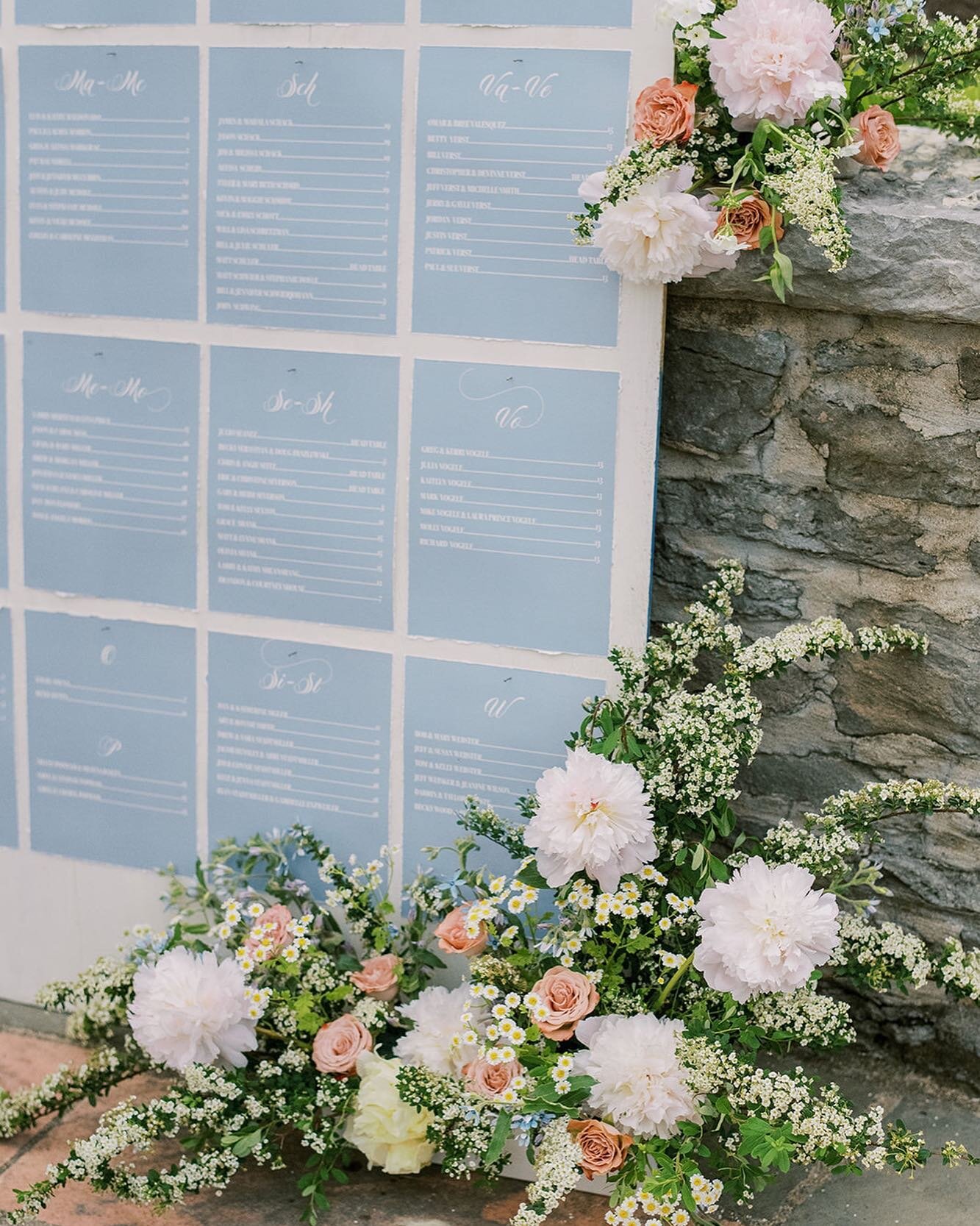 I love a good seating chart design, especially when I get to to work with @poeme 🤍 Kristen is a natural creative that takes my ideas and brings them to life 1000x better than I could&rsquo;ve ever imagined! This seating chart for Devinne + Christoph