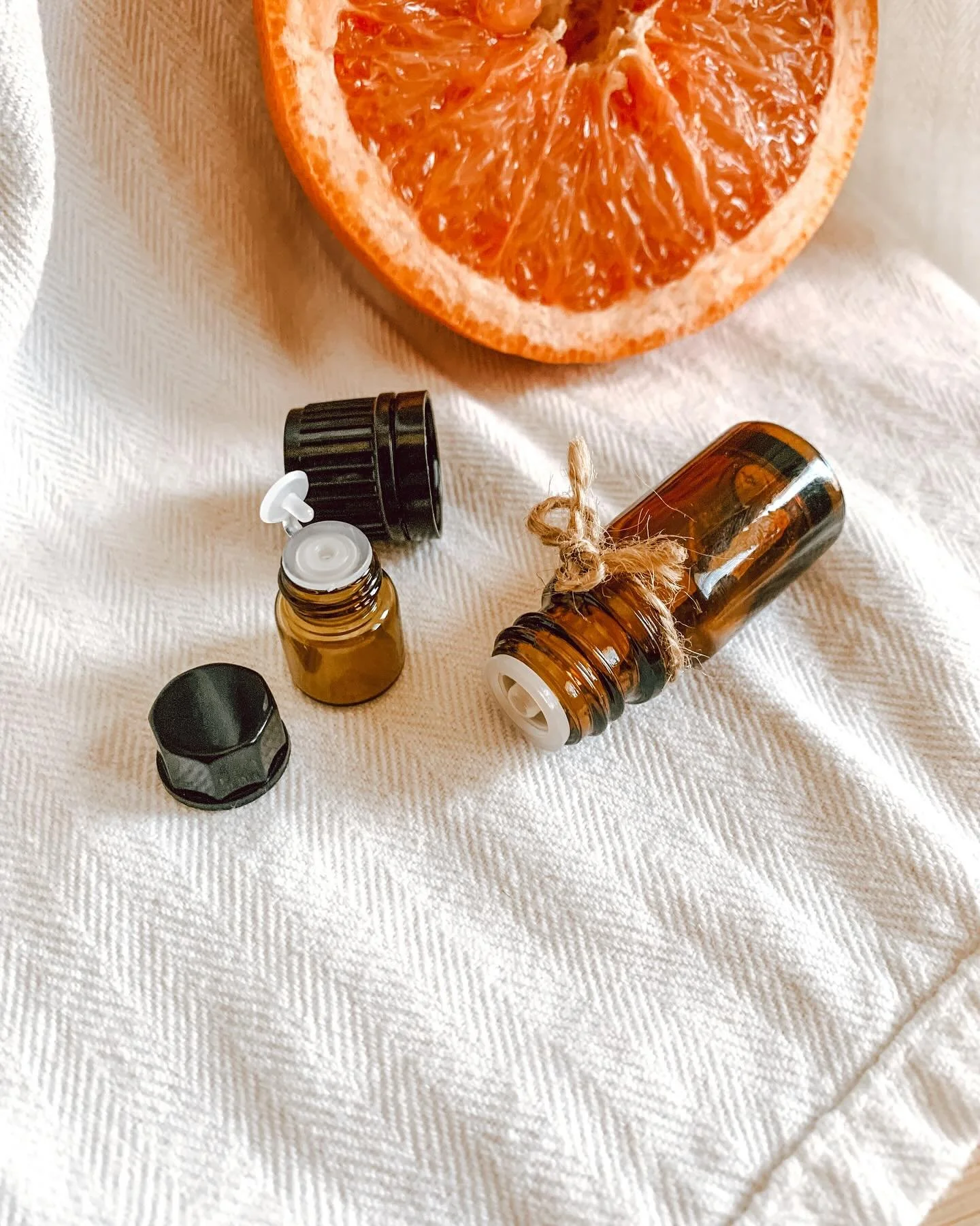5 EOs for Fall Season 🍂 + Why

🌿 Sweet Orange (Citrus sinensis)
🌿 Juniper Berry (Juniperus communis)
🌿 Cinnamon Leaf (Cinnamomum zeylanicum)
🌿 Ginger (Zingiber officinale)
🌿 Frankincense (Boswellia sacra)

To discover more about their therapeut