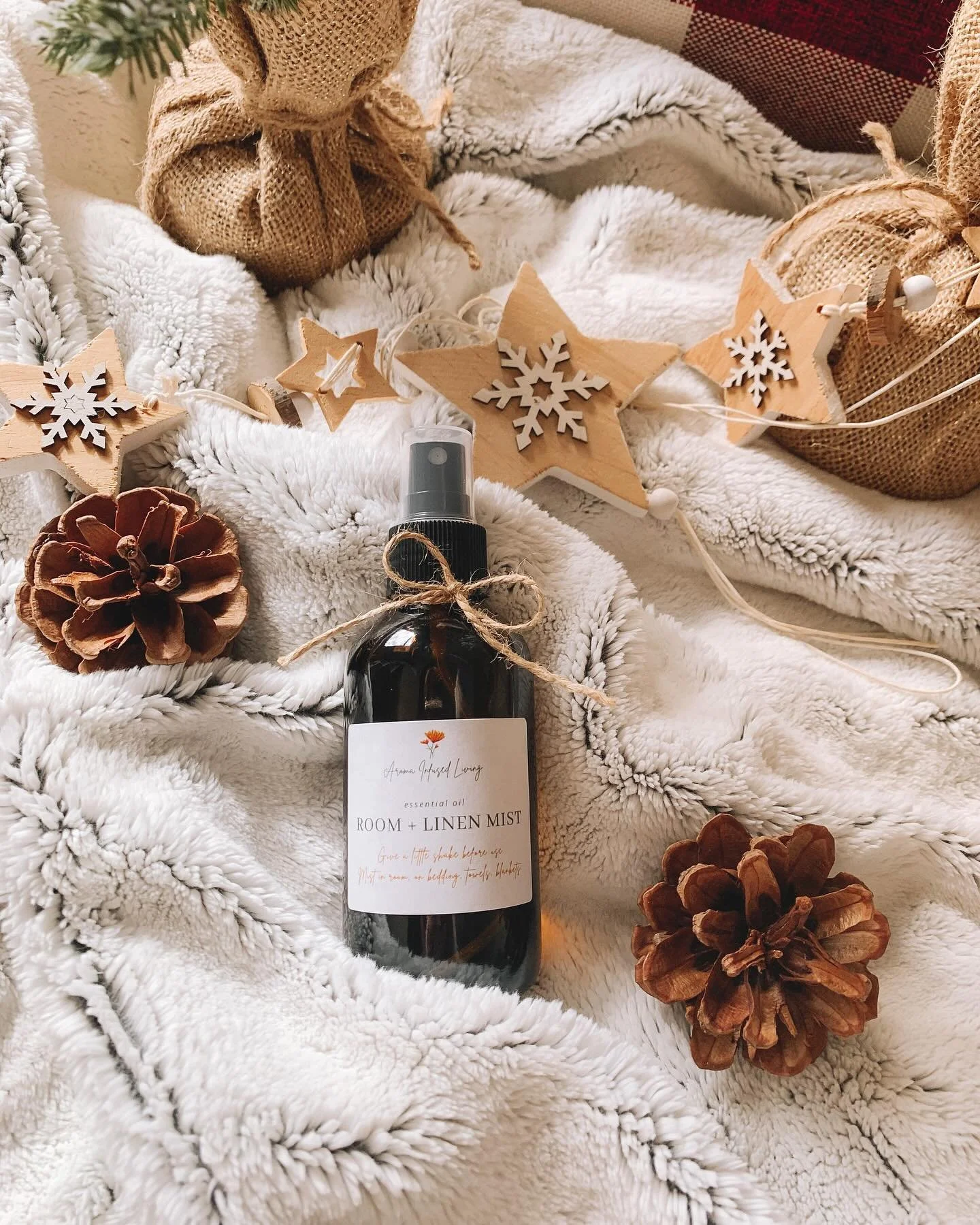 🌲 Christmas Room/Linen + Garland Mist 

It&rsquo;s back for a limited time and in three aromas:

🌲 Holiday Cheer (clove, cardamom, lemon)
🌲 Christmas Morning (pine, orange, cinnamon leaf)
🌲 Christmas Tree (cedarwood, pine, Idaho fir)

Lighter, he