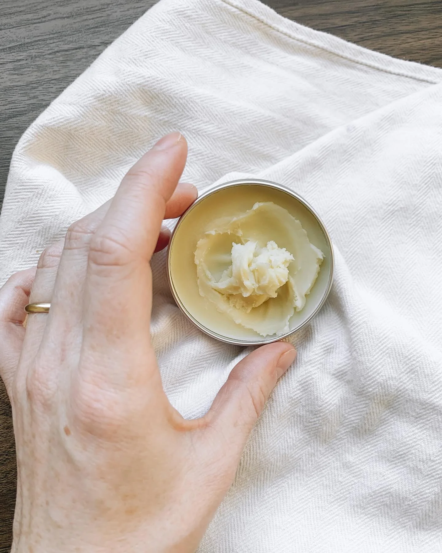 Hand + Heel Rescue Balm 🌿 

For those hardworking hand and feet. 

Lock in moisture, restore, soothe dry and cracked skin, and support healing of skin naturally.

With organic shea butter, calendula infused olive oil, coconut oil, and beeswax, incl.