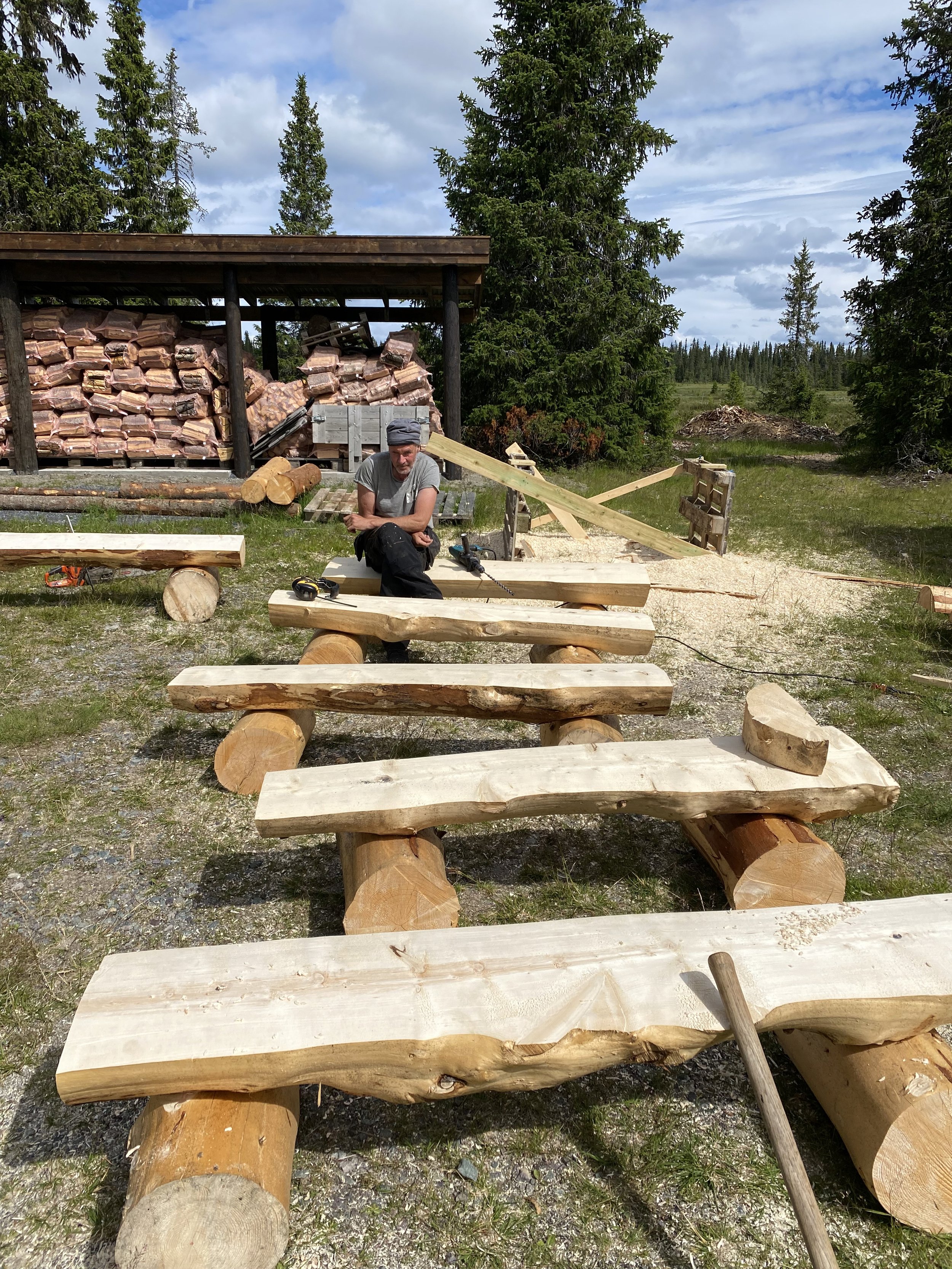 Fjelloppsyn Arne Aassveen produserer nye benker til rasteplasser i vestfjellet. 15. juli 2022 (foto: Gausdal fjellstyre)