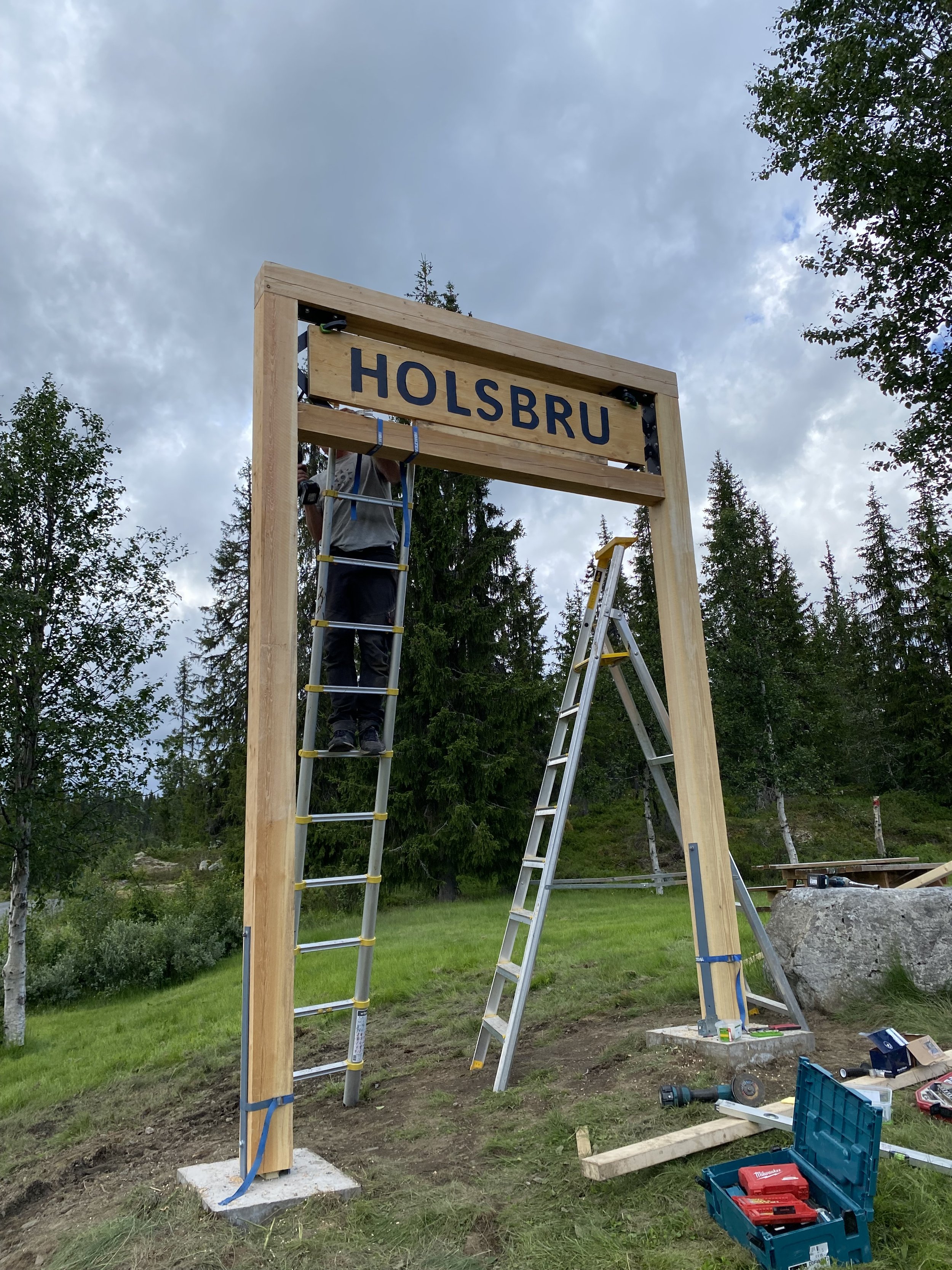  Montering av Holsbru skilt, 7. juli 2023 (foto: Gausdal fjellstyre) 