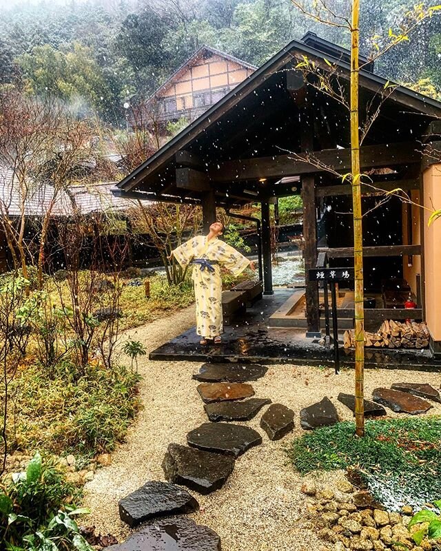 Day tripping to Hakone ❄️ started snowing as soon as we got here! Onsen, Nature, and relaxation commencing 🧘🏻&zwj;♀️
.
.
.
.
.
.
.
#hakone #onsen #relaxing #hakoneonsen #japanesetraditions #hapagirl #ilovejapan