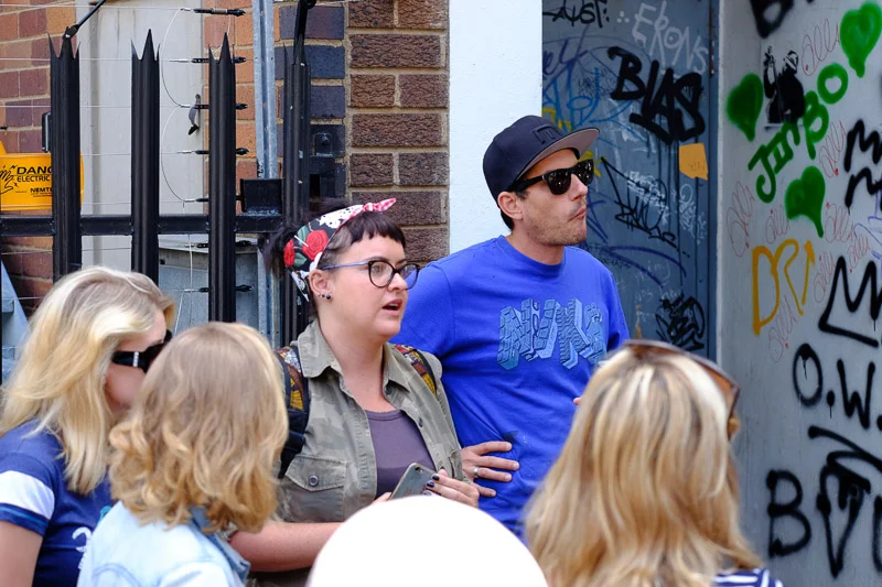 Jo bei einer Tour mit Graffiti Künstler MARS
