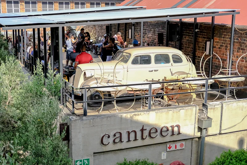 Stilvoll Salsa tanzen auf der oberen Ebene des Restaurants Canteen
