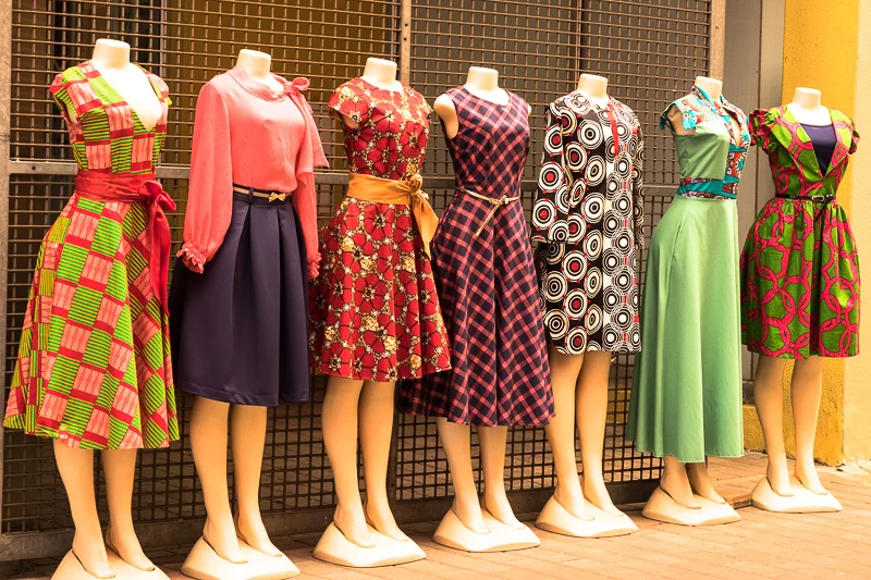 Kunterbunte Kleider in einer Boutique im Fashion District