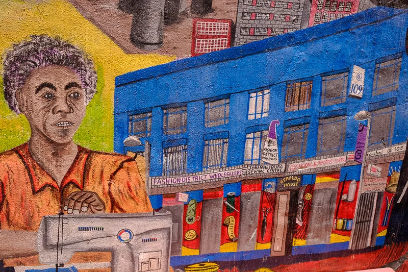 Streetart Gemälde auf der Terrasse des Café