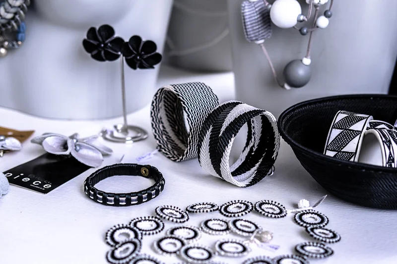 Schmuck aus Perlen und Telefonkabeln