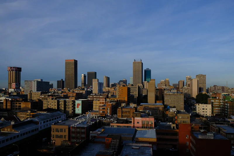 Skyline von Johannesburg. Das August House ist das Gebäude mit dem umgedrehten Sessel auf der Fassade.