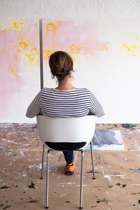 Manuela Karin Knaut vor ihren Werken zur Ausstellung "Dark Dogs And Candyfloss"