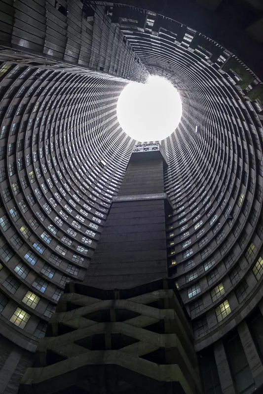 Im Inneren des Ponte Towers kommt man sich vor wie auf einer Abschußrampe ins All.