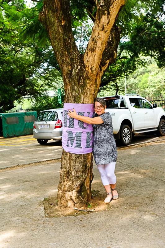 Hier umarme ich die Jacaranda, die auf dem Parkplatz des Parks steht. Die Johannesburger Künstlerin Gail Scott Wilson, die wie ich bekennende Baumumarmerin ist, hat dem Baum ein "Hug Me" geschenkt.