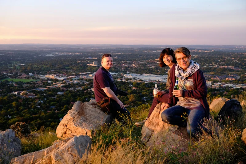 Hier bin ich mit meinen Freunden Markus und Carola zum Sundowner in Northcliff.