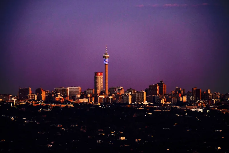 Und wenn man ganz viel Glück hat und gerade in Northcliff am Wasserturm steht, dann kann man auch den Purple Sky über Johannesburg sehen.