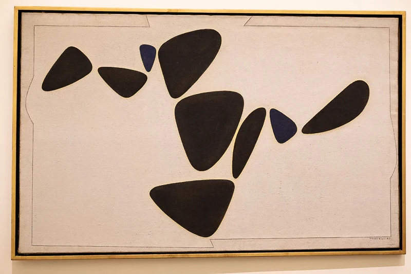 Goulphar von 1947. Am Meer sammelte Vasarely Kiesel, Muscheln und anderes Strandgut. Aus Mangel an Zeichenmaterial groß er seine Funde in Gips und ließ sie erst später, fasziniert von deren Formen, zu diesem Gemälde werden.