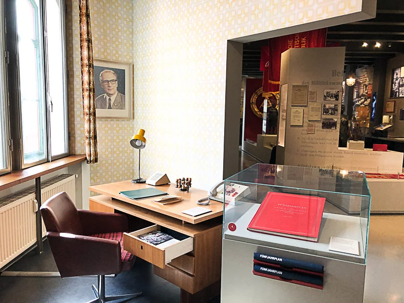 Ein typisches DDR Büro mit dem Konterfei von Erich Honecker