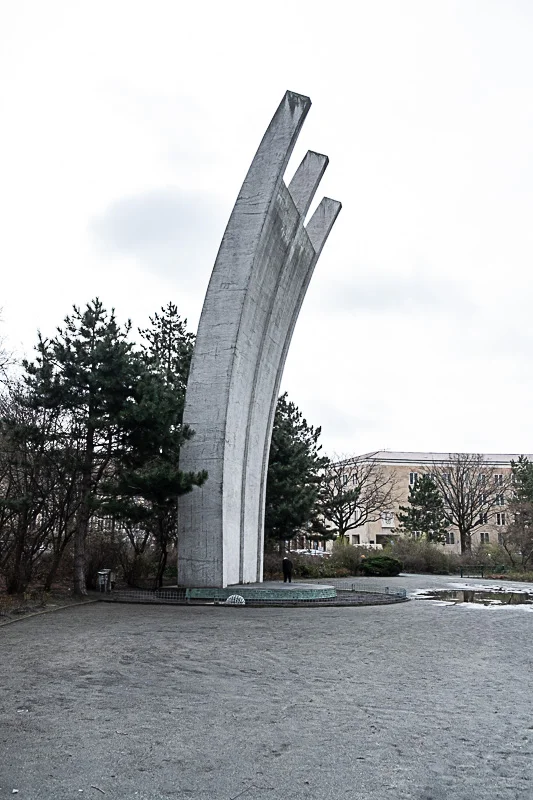 Denkmal am Tempelhofer Flughafen, dass zum Gedenken der Opfer der Luftbrücke errichtet wurde.