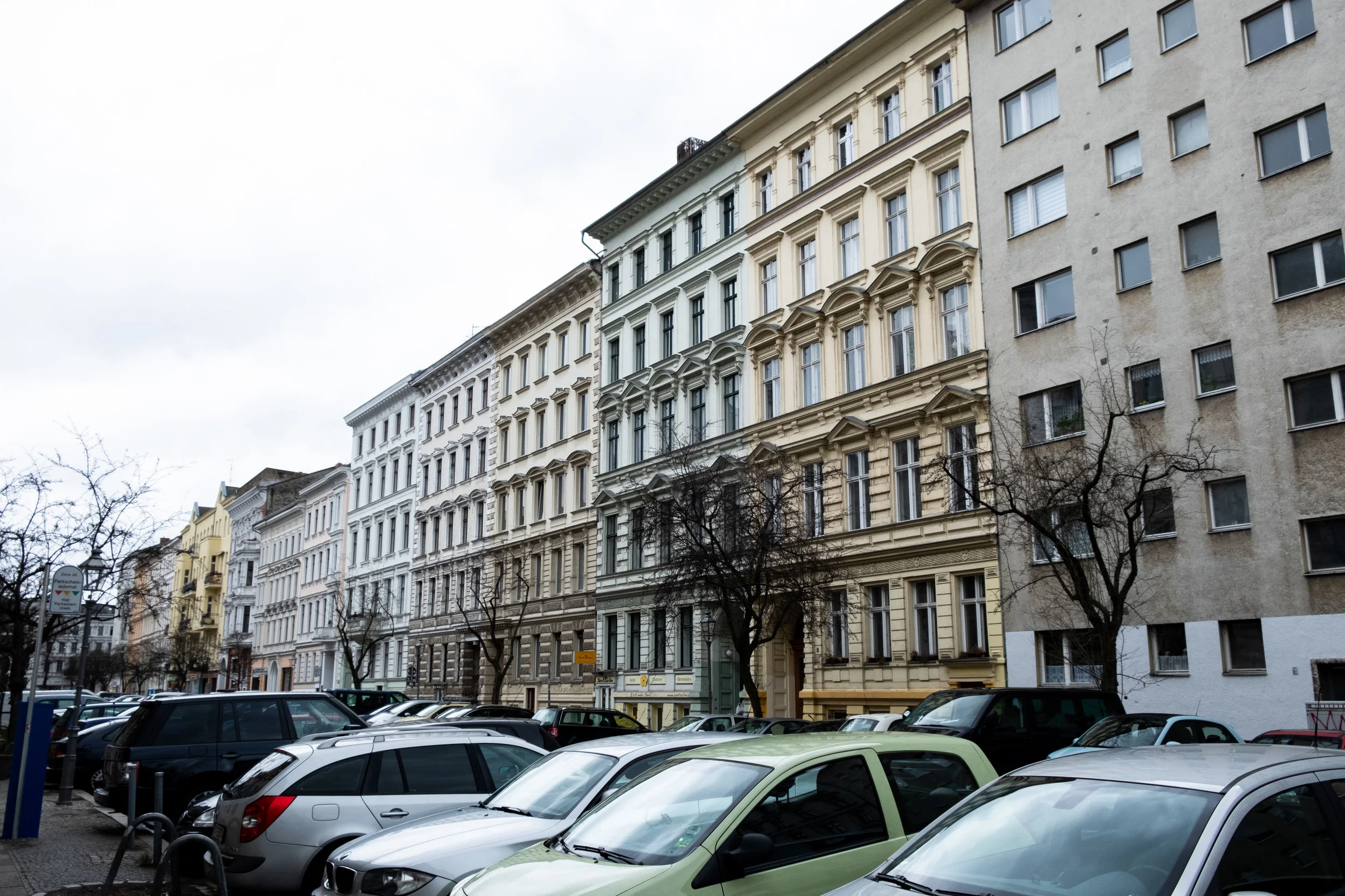 Typische Häuserreihe im Westen Kreuzbergs.