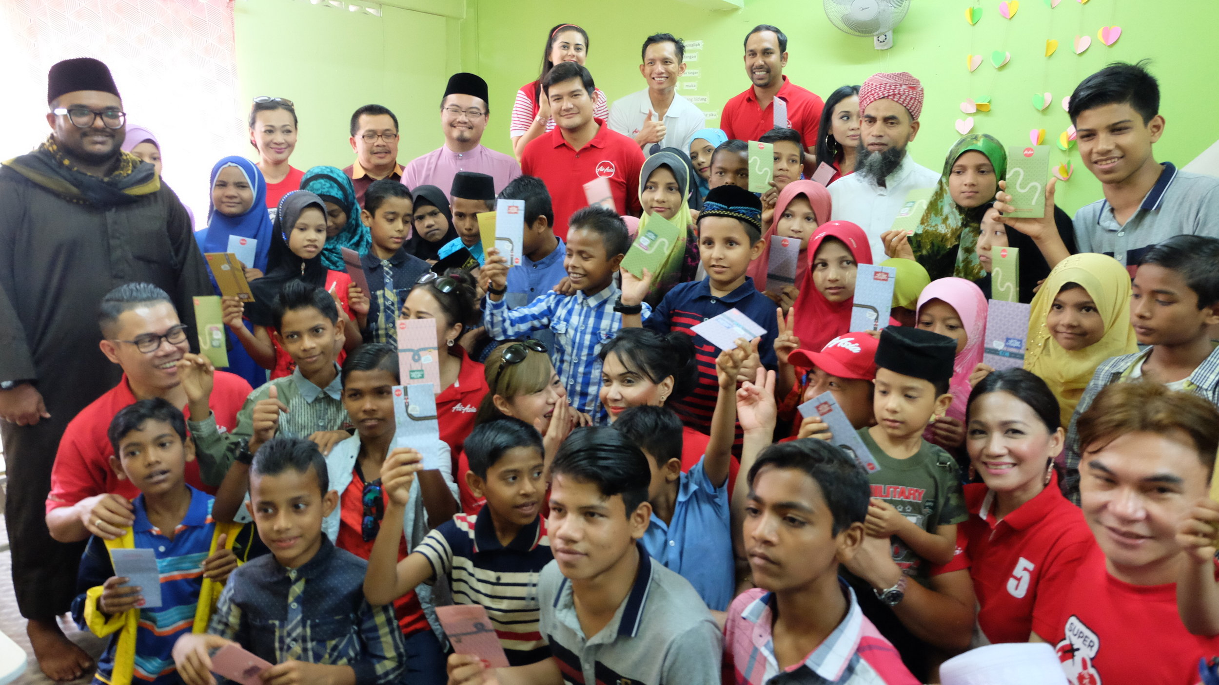 AirAsia X shares festive joy with Rohingya refugee children