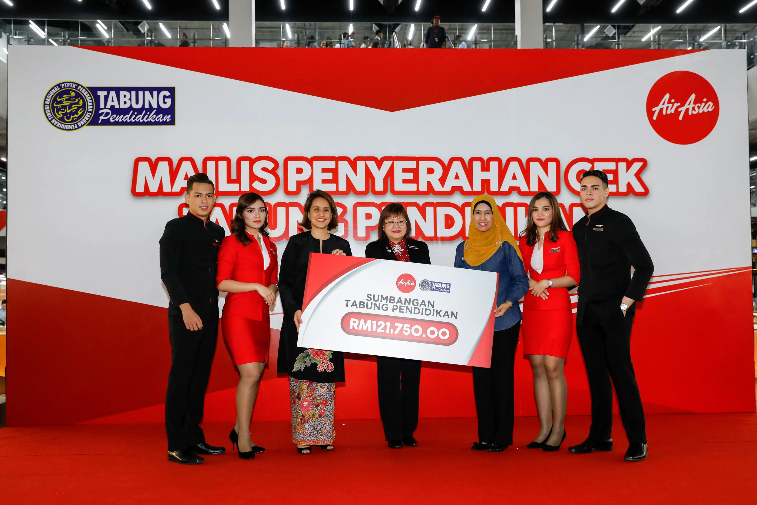 AirAsia sumbang RM121,750 kepada Perbadanan Tabung Pendidikan Tinggi Nasional untuk membantu pelajar kurang bernasib baik