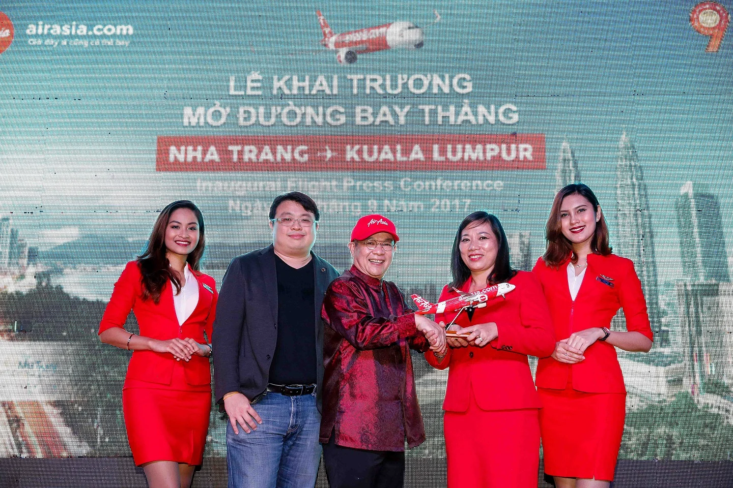AirAsia cipta sejarah sebagai syarikat penerbangan pertama yang menawarkan laluan ke Nha Trang, Vietnam dari Malaysia