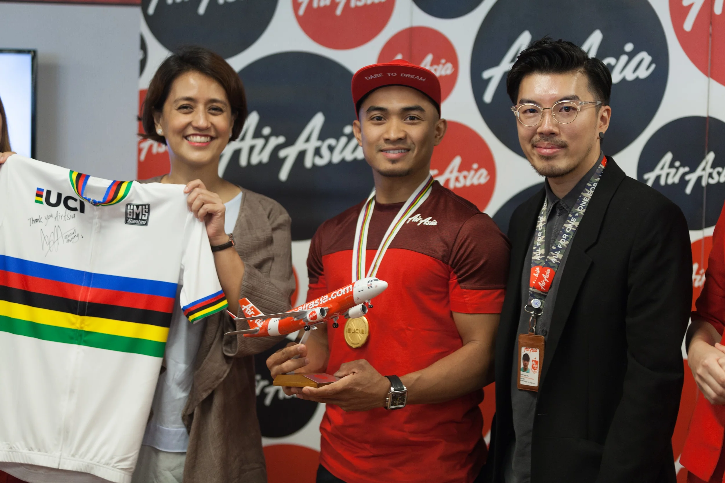 AirAsia launches the #DareToDream sports initiative with national heroes