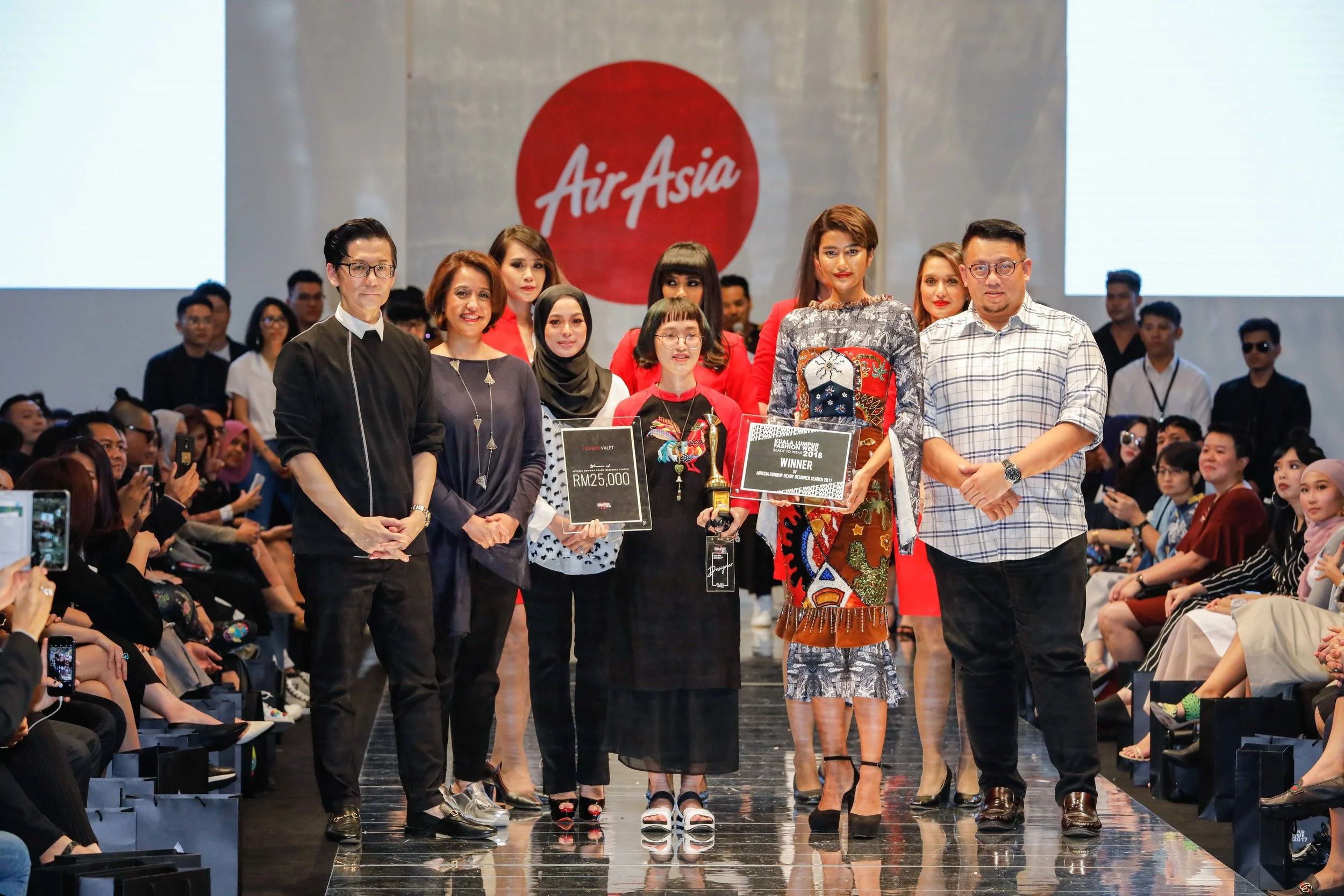 ក្ម្វមធិ ីស្សែងរក្ អ្នក្ច្ននម្៉ា៉ូដវយ័ ហ្ក្ងម AirAsia Runway សប្ម្ចប់ឆ្ន ាំ2017 រក្ហ្ ើញអ្នក្ឈ្នះ ហ្ៅវគ្េបញ្ា ប់