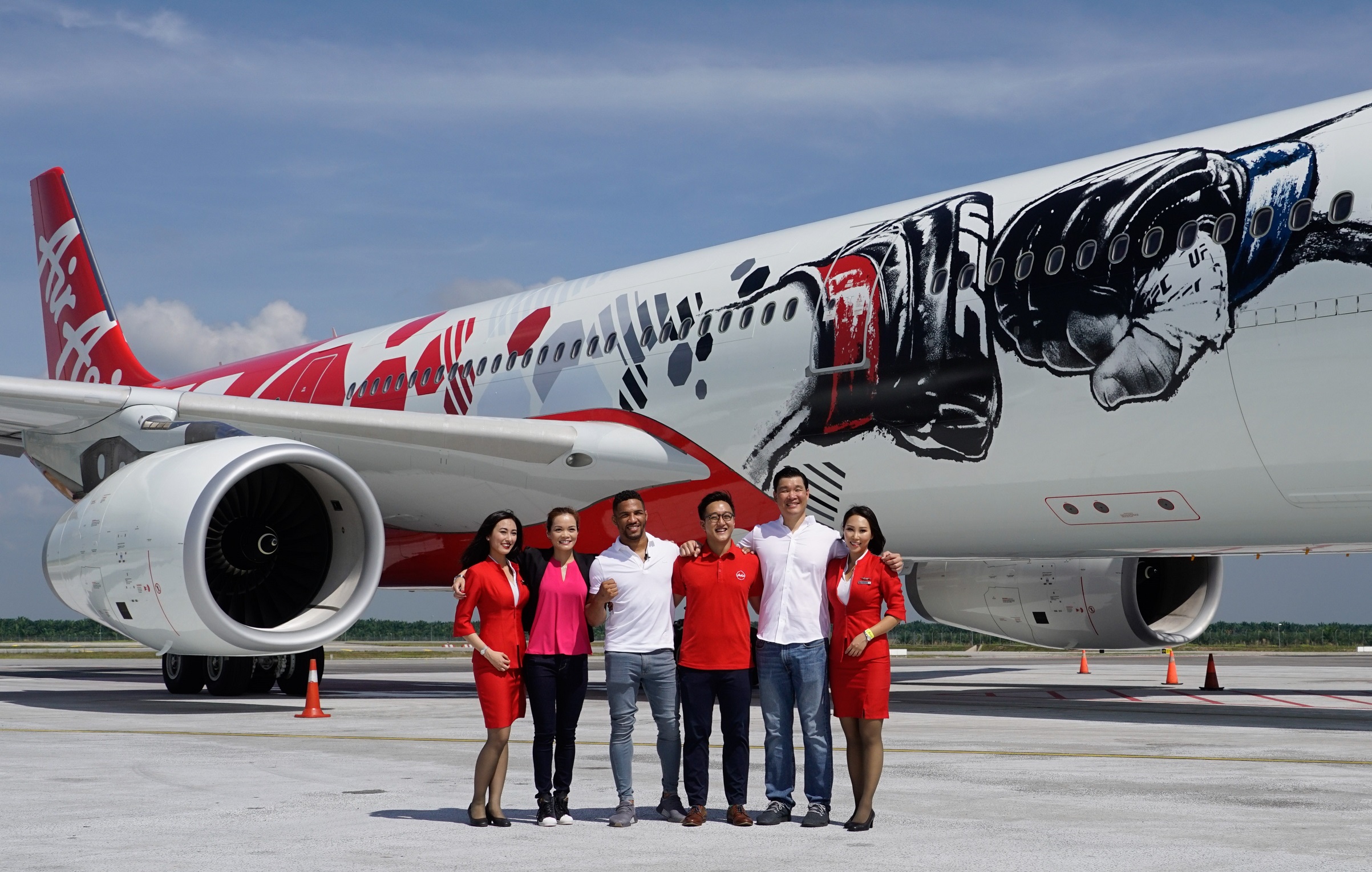 Dari Pertarungan ke Penerbangan - AirAsia Lancar livery Jenama UFC Bagi Meraikan Kerjasama UFC