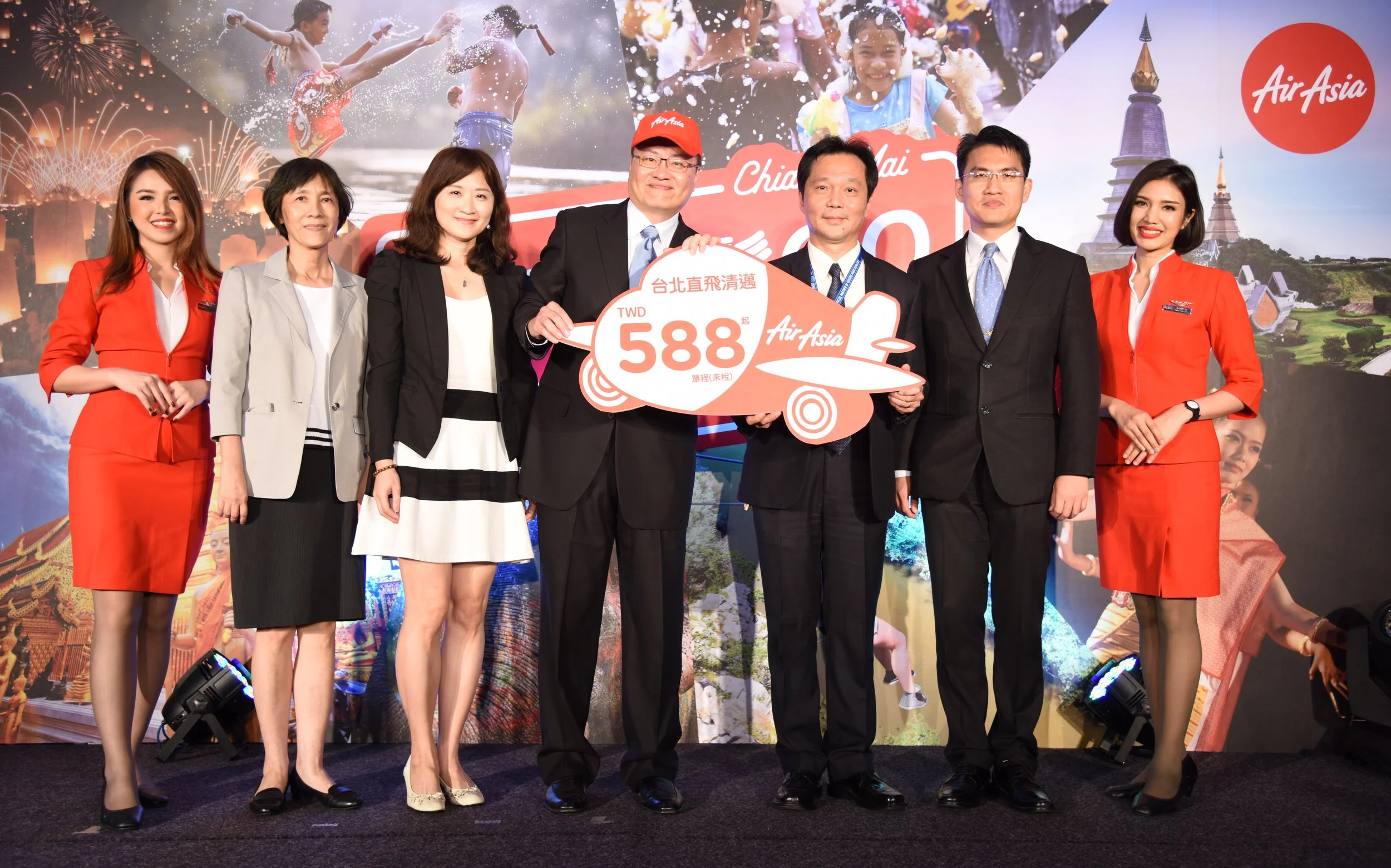 【AirAsia新聞稿附圖2】圖片長官由左而右:交通部觀光局國際組組長 鄭瑛惠、泰國觀光局行銷經理 陳瀅真、AirAsia台灣區行銷業務總經理 陳長星、 AirAsia台灣區資深航站經理 蔡炯智Joseph、民航局空運組組長 韓振華.jpg