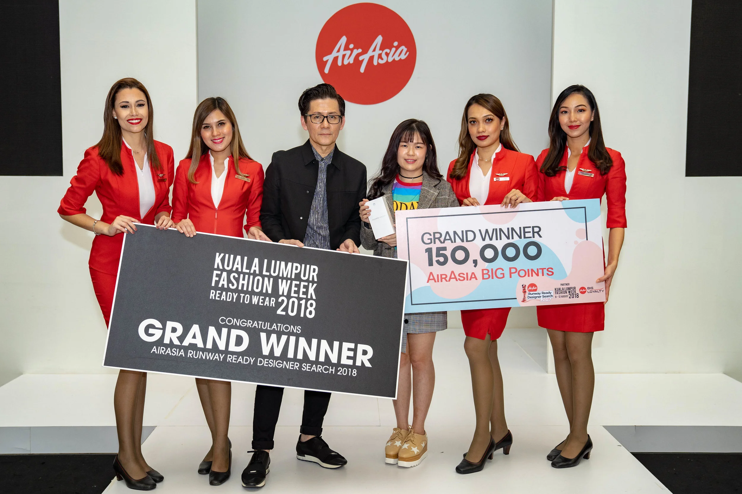 Keterangan Gambar: (Tengah) Pengasas KL Fashion Week Andrew Tan bersama Pemenang Utama AirAsia Runway Ready Designer Search 2018 Daphne Lim Wen Sin dari Fashion Academy.