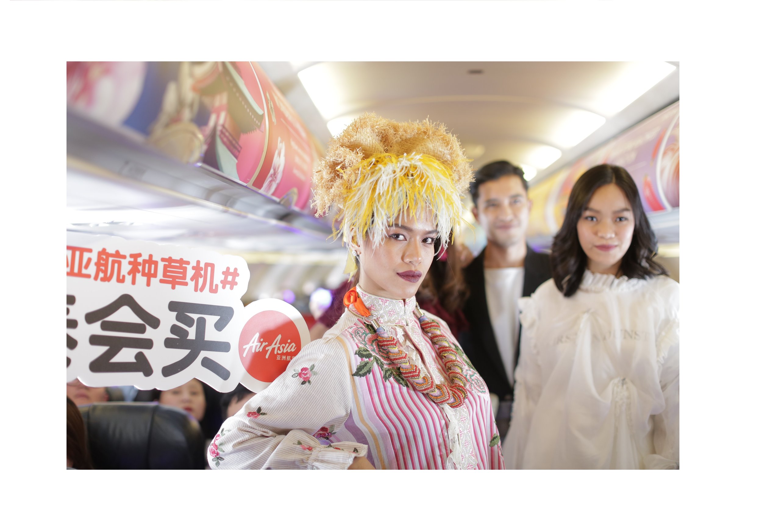 空姐万米高空猫步展示泰购魅力.jpg