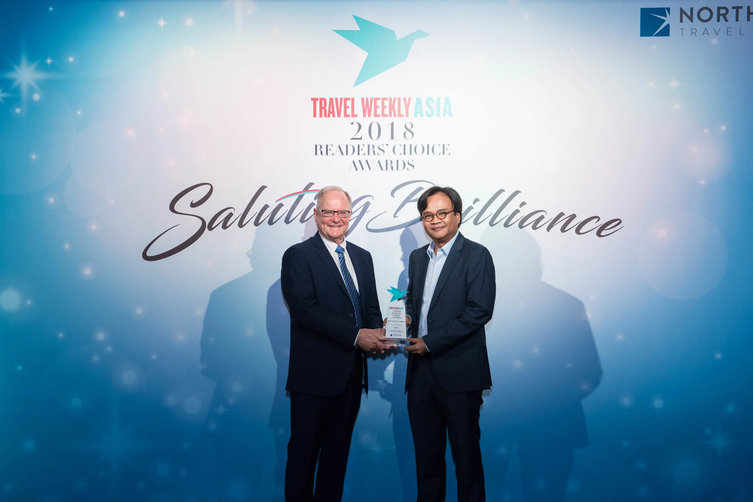 (从左) Travel Weekly Asia 主编Ian Jarrett在颁奖典礼上将奖项颁发予印尼亚航首席执行员 Dendy Kurniawan。