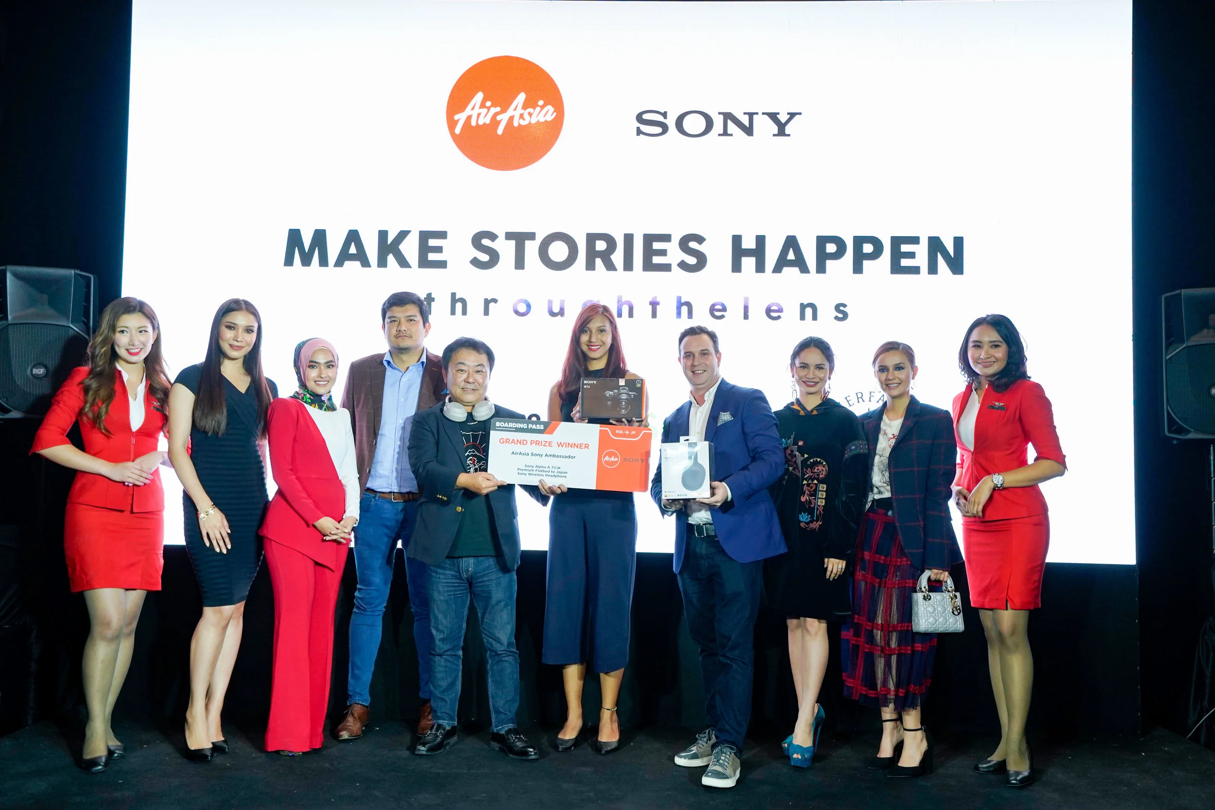 Photo Caption: (L-R) Zahirah Macwilson, Elfira Loy, Benyamin Ismail CEO of AirAsia X Malaysia, Satoru Arai Managing Director of Sony Malaysia, Aisha Nazar AirAsia & Sony Joint Ambassador, Barry Klipp Group Head of Commercial AirAsia X, Izara Aishah, Che Puan Juliana Evans flanked by Cabin Crew