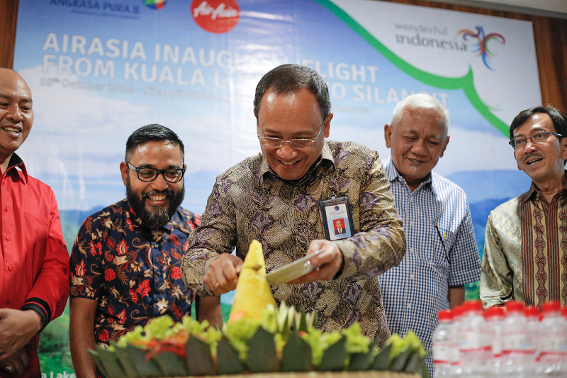 AirAsia Mendarat Perdana di Bandara Silangit