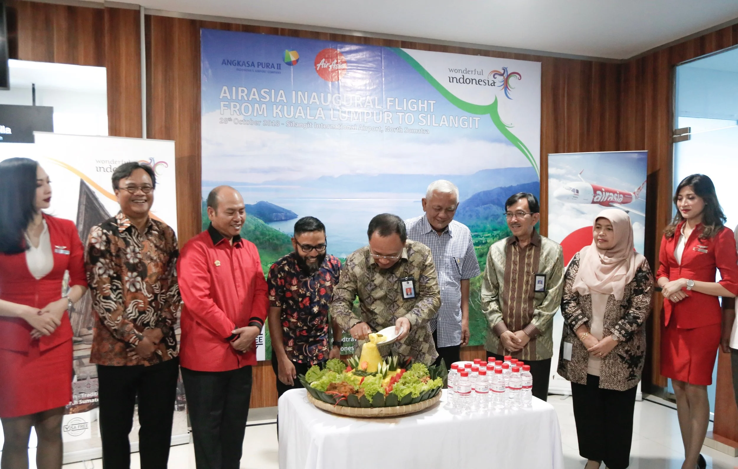 AirAsia tiba di Lapangan Terbang Silangit, Indonesia