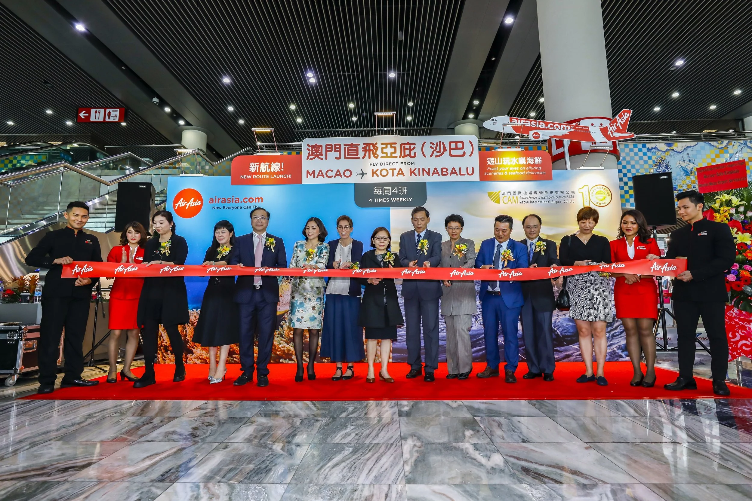 黄敬慧、王瑜玲、督林伟铨博士 、刘小媛 、关雪彤、陈美玲 、许耀明 、郑素莲 、方晓健 、刘键生与杜朝丽今日主持亚航亚庇-澳门首航欢庆仪式。