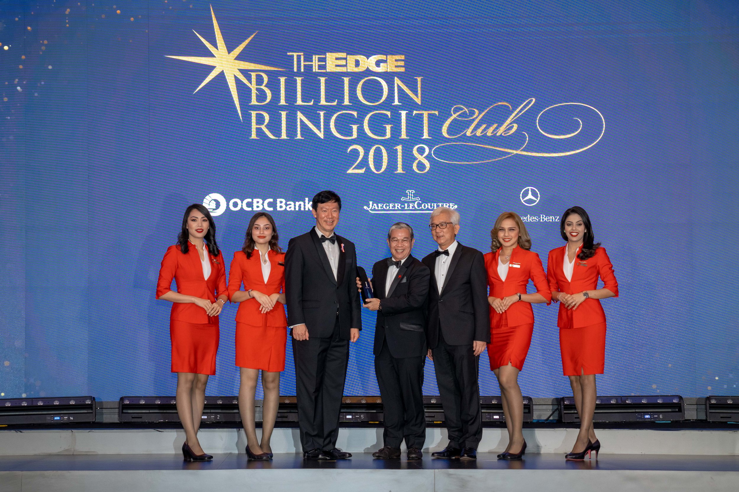 Dato’ Fam Lee Ee, Ahli Lembaga Pengarah Kumpulan AirAsia Berhad menerima anugerah tersebut daripada Ketua Pegawai Eksekutif OCBC Bank Malaysia Bhd Ybhg. Dato’ Ong Eng Bin dan Penerbit dan Ketua Pegawai Eksekutif Kumpulan The Edge Ho Kay Tat pada maj…
