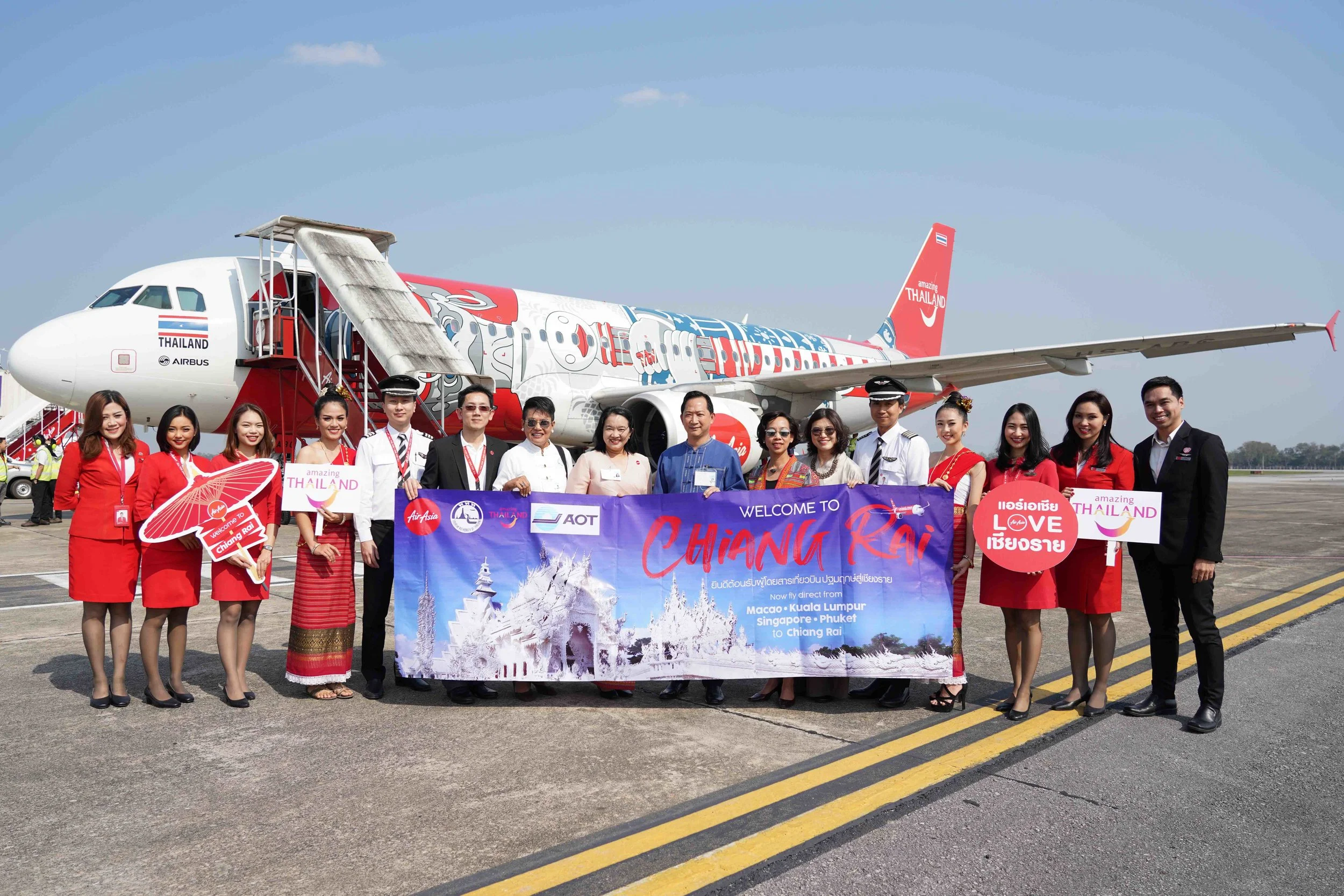 Keterangan Gambar: (Enam dari kiri) Pengurus Stesen Chiang Rai AirAsia Thailand Marnop Wongpraewit, Pengarah Pihak Berkuasa Pelancongan Thailand (TAT) Pejabat Chiang Rai Karuna Dechatiwong, Pengarah Operasi Darat AirAsia Thailand Witchunee Kuntapeng, Naib Gabenor Chiang Rai Paskorn Boonyalug, Pengarah Eksekutif TAT Wilayah Asia Timur Titiporn Manenate, Pengarah TAT Bahagian Pasaran Asia Timur Wajanan Silpawornwiwat.