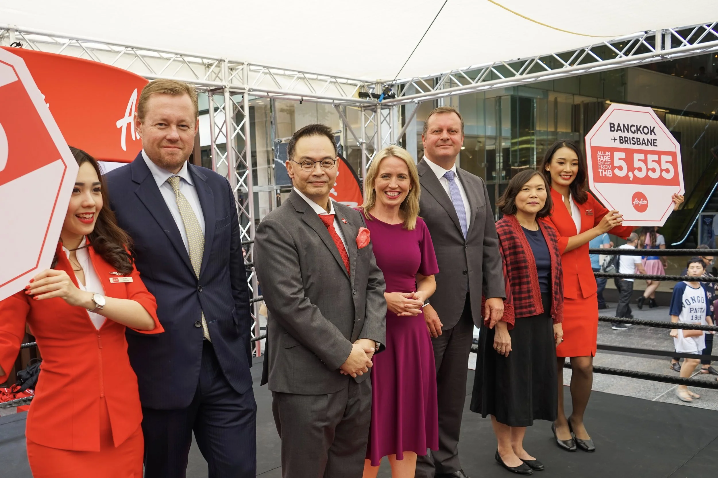 (From left) Andrew Park , Honorary Consul of Thailand, Royal Thai Consulate-General Queensland; Nadda Buranasiri , AirAsia X Group CEO and Thai AirAsia X CEO; Hon. Kate Jones , Minister of Tourism Industry Development, Queensland Government; Gert-Jan de Graaff , CEO of Brisbane Airport Corporation; Suladda Sarutilavan , Director, Tourism Authority of Thailand, attended the launch event of Thai AirAsia X’s new route Bangkok-Brisbane.
