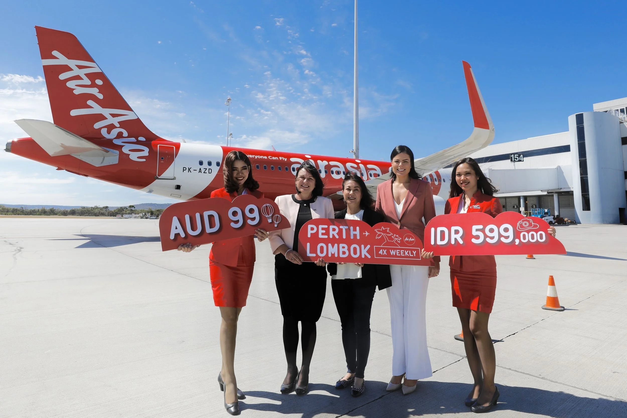 Photo Caption L-R: Debra Blaskett, Chief Corporate Services Officer of Perth Airport; Matana Thienthong, AirAsia's Commercial Head for Australia and Korea ; Carolyn Turnbull, Chief Aviation Business Development Officer of Perth Airport flanked by cabin crew