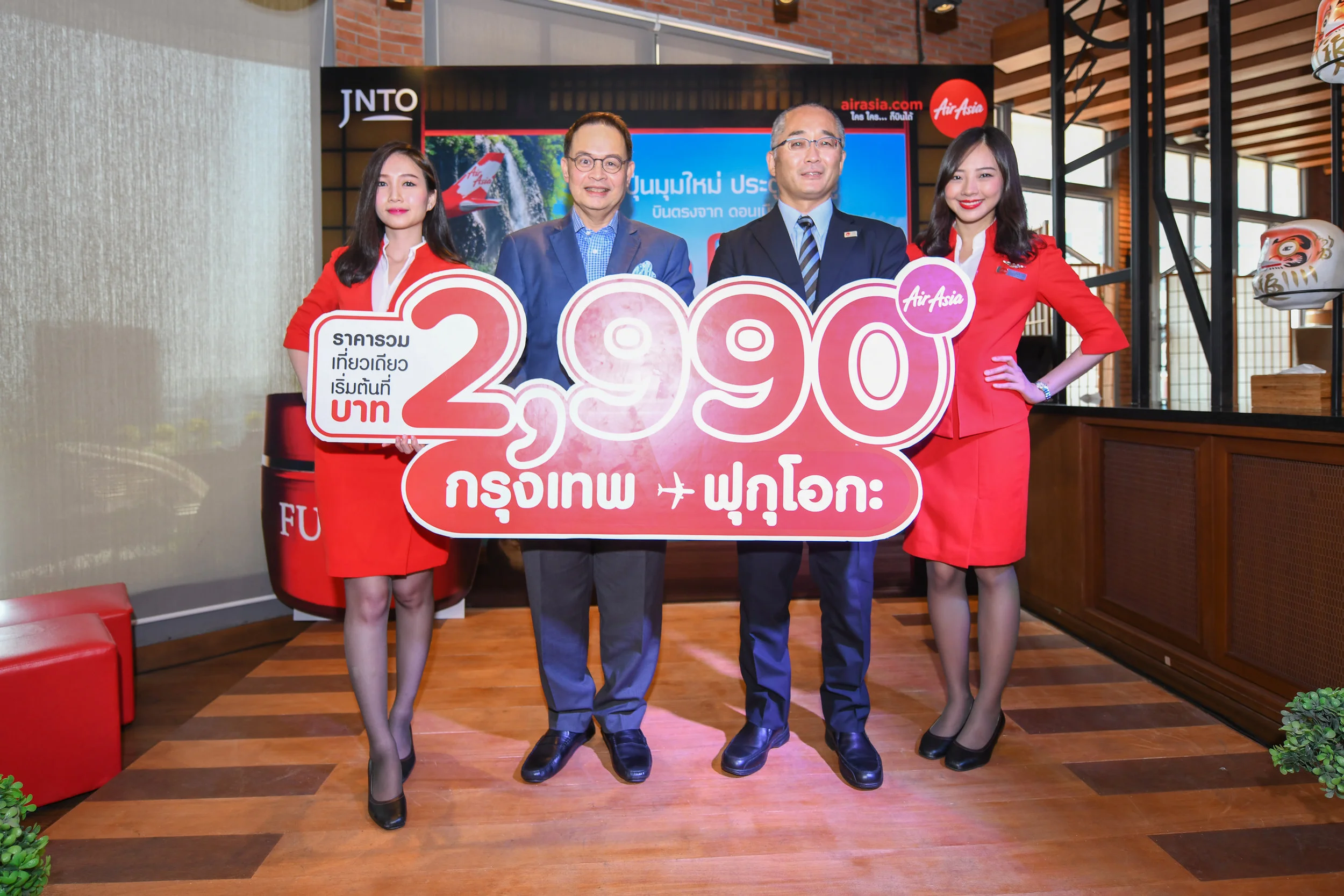 (2nd from left) Nadda Buranasiri, Group CEO of AirAsia X and CEO of Thai AirAsia X, and Eigo Onuma, Executive Director of Japan National Tourism Organization – Bangkok office, attend Thai AirAsia X’s launch event of the latest Don Mueang-Fukuoka route.