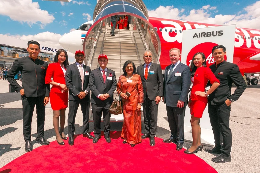 (ketiga dari kiri) Deputy Group CEO (Airlines) AirAsia Bo Lingam, Group CEO AirAsia X Nadda Buranasiri, Chairman AirAsia X Berhad Tan Sri Rafidah Aziz, Chief Commercial Officer Airbus Christian Scherer, dan CEO Avolon Domhnal Slattery berfoto bersama awak kabin AirAsia.