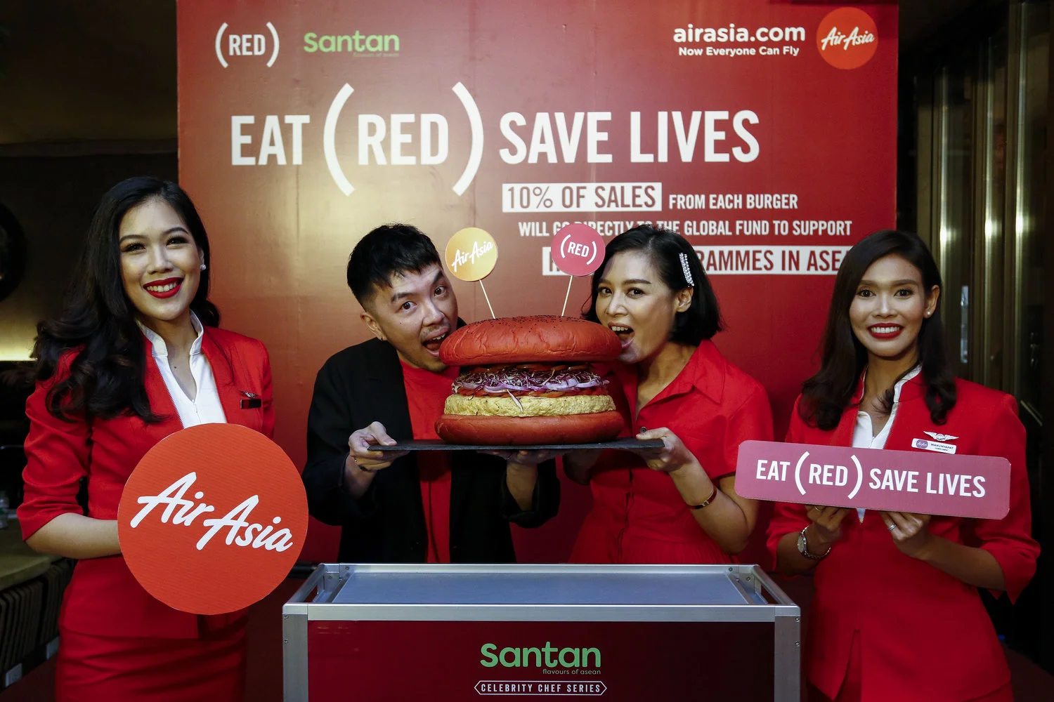 Group Head of Brand AirAsia Rudy Khaw dan Duta (RED) Chef Hong Thaimee meluncurkan menu baru INSPI(RED) Burger bersama awak kabin AirAsia.