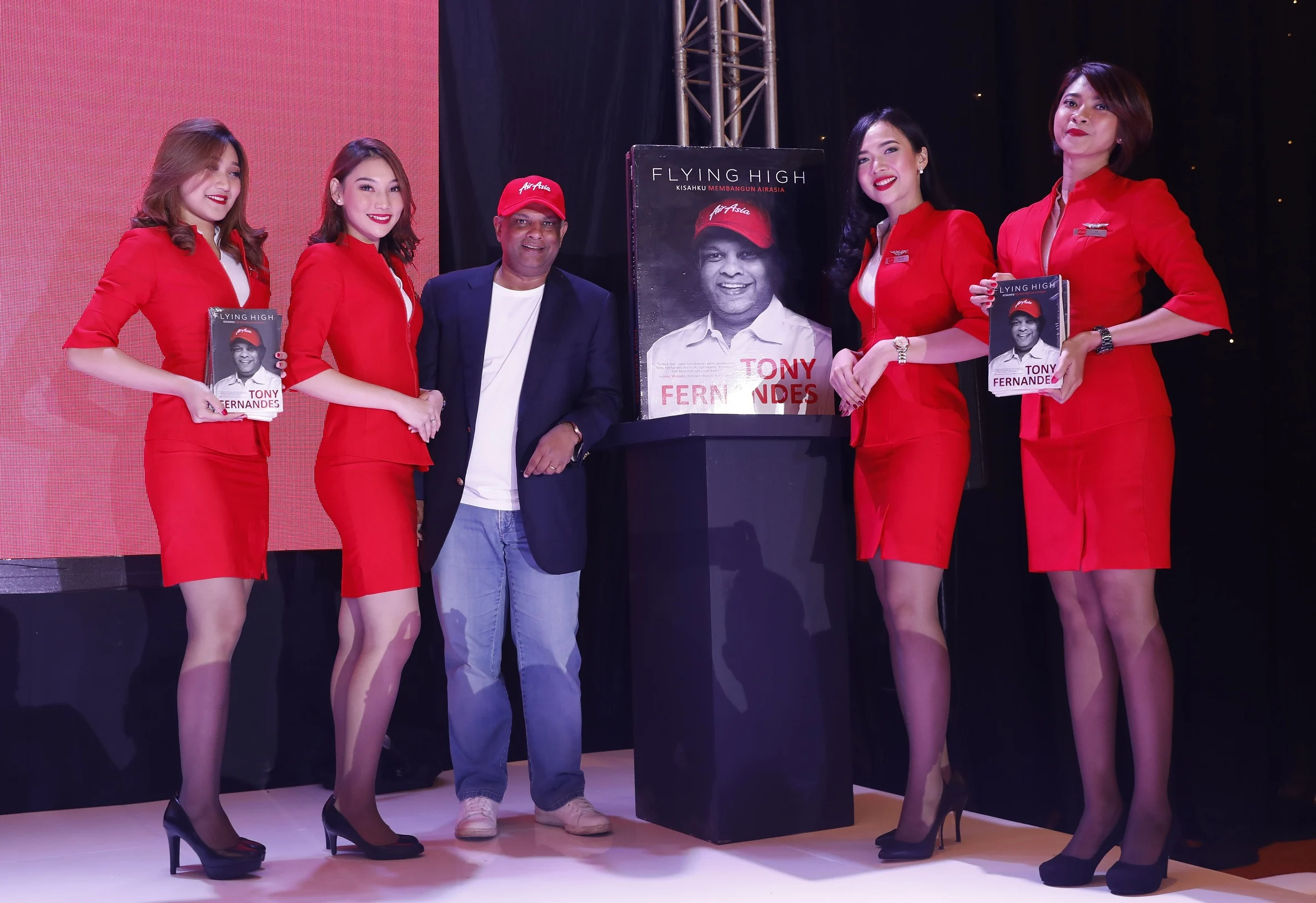 Tony Fernandes Ungkap Rahasia dan Kisah Menarik Membangun AirAsia di Buku Flying High
