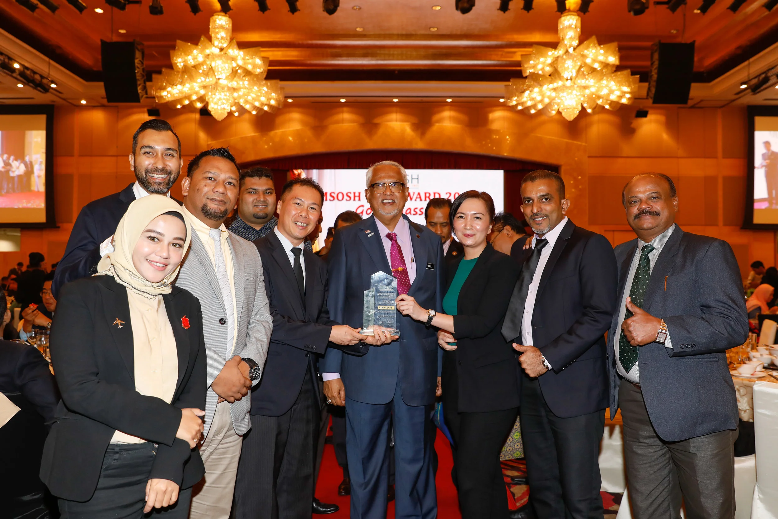 Photo Caption : (Fifth from left) AirAsia Group Head of Safety Captain Ling Liong Tien with Malaysia’s Deputy Minister of Human Resources, YB Dato’ Hj Mahfuz Omar and the rest of AirAsia’s safety team at the Malaysian Society of Occupational Safety and Health Award 2019.